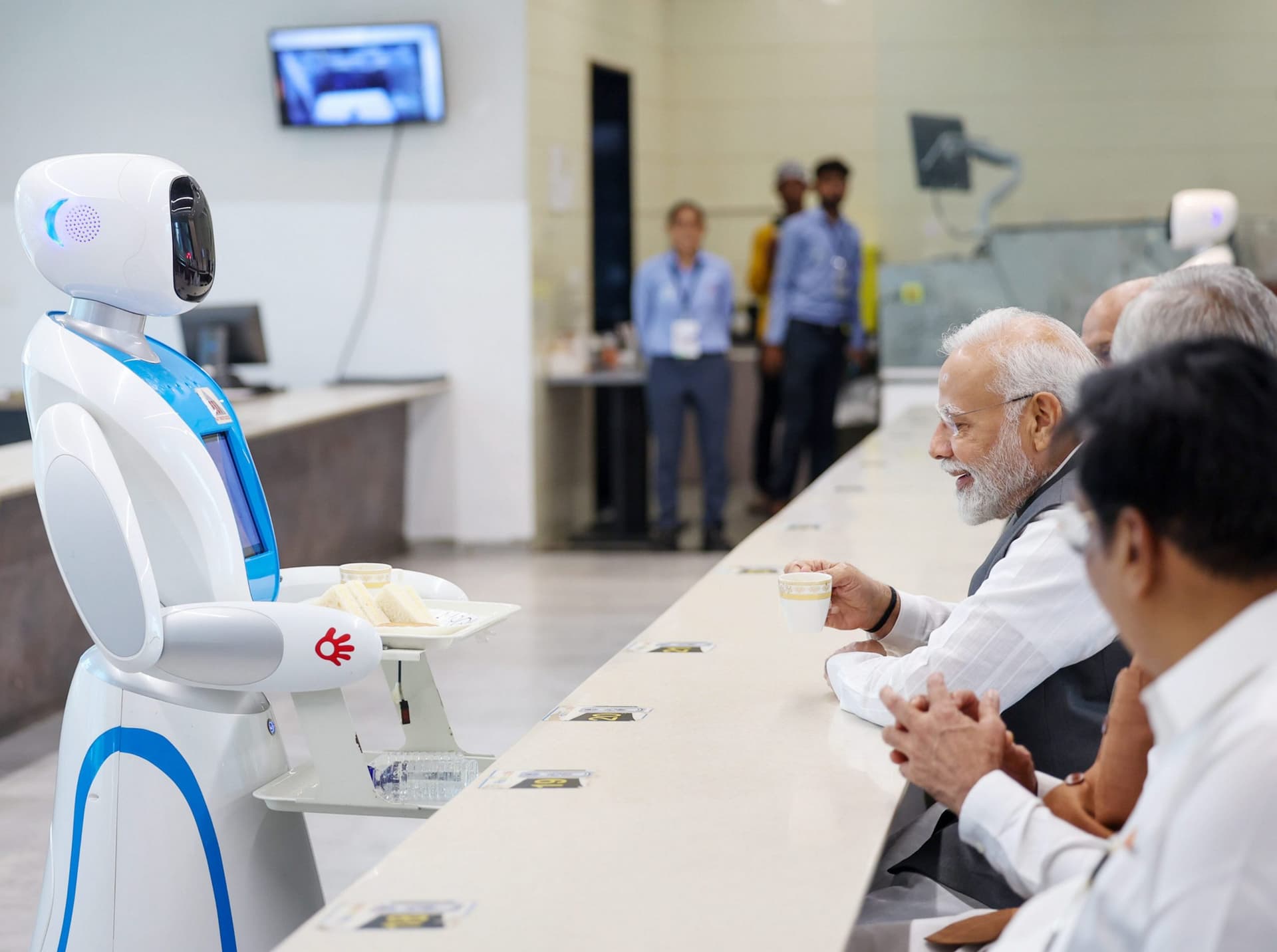 Gujarat Science City: जब ‘रोबोट चायवाला’ बढ़ा पीएम मोदी की ओर, तस्वीरों में देखें फिर क्या हुआ