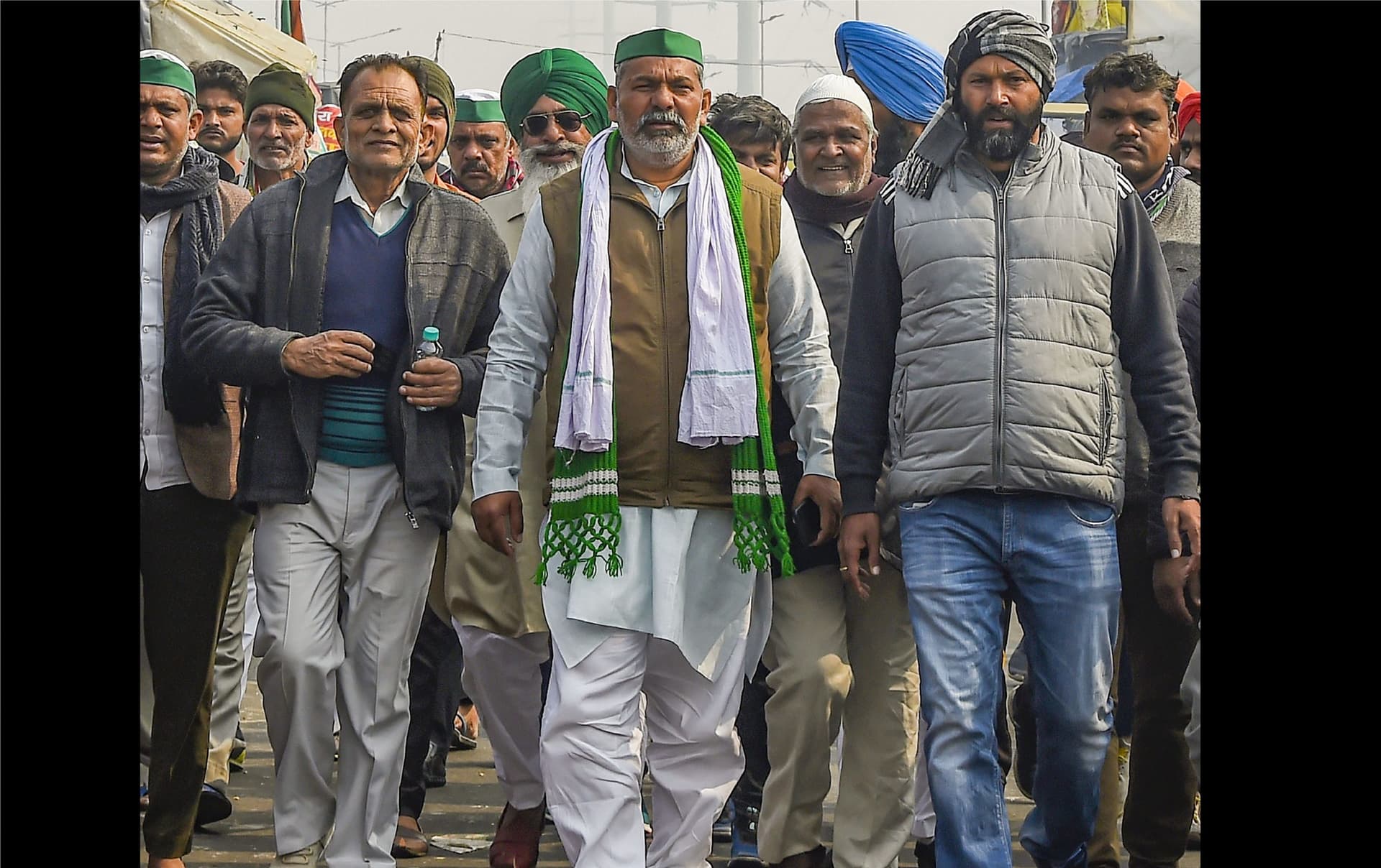 Kisan Andolan News Today : फूट-फूट कर रोए राकेश टिकैत, कहा – कर लूंगा आत्महत्या, अनशन पर बैठे Kisan Andolan News Today : फूट-फूट कर रोए राकेश टिकैत, कहा – कर लूंगा आत्महत्या, अनशन पर बैठे