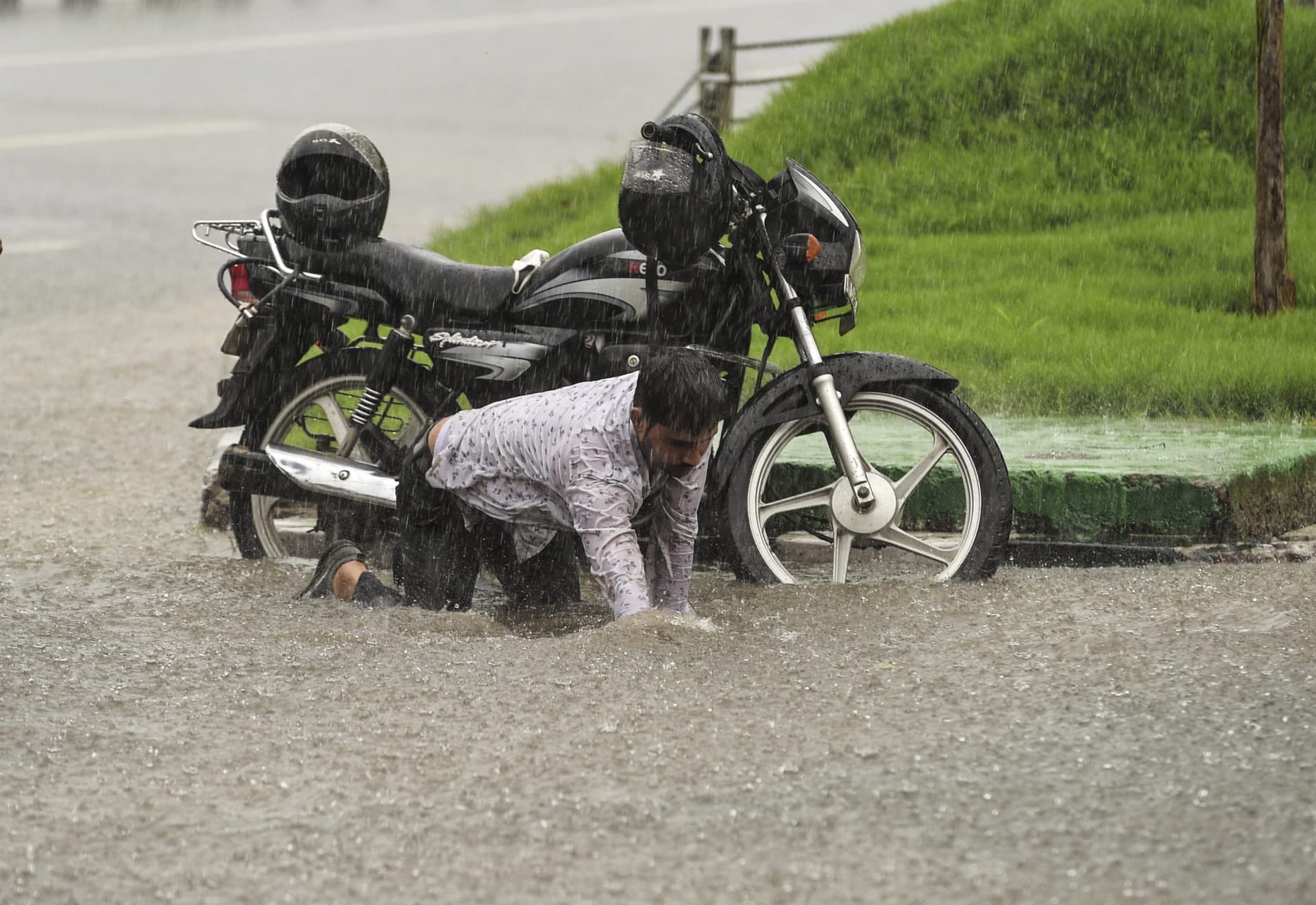 Weather News:झारखंड-UP-बिहार में भारी बारिश,भूस्खलन क डर से रातभर सो नहीं पाए लोग,यमुना खतरे के निशान से ऊपर