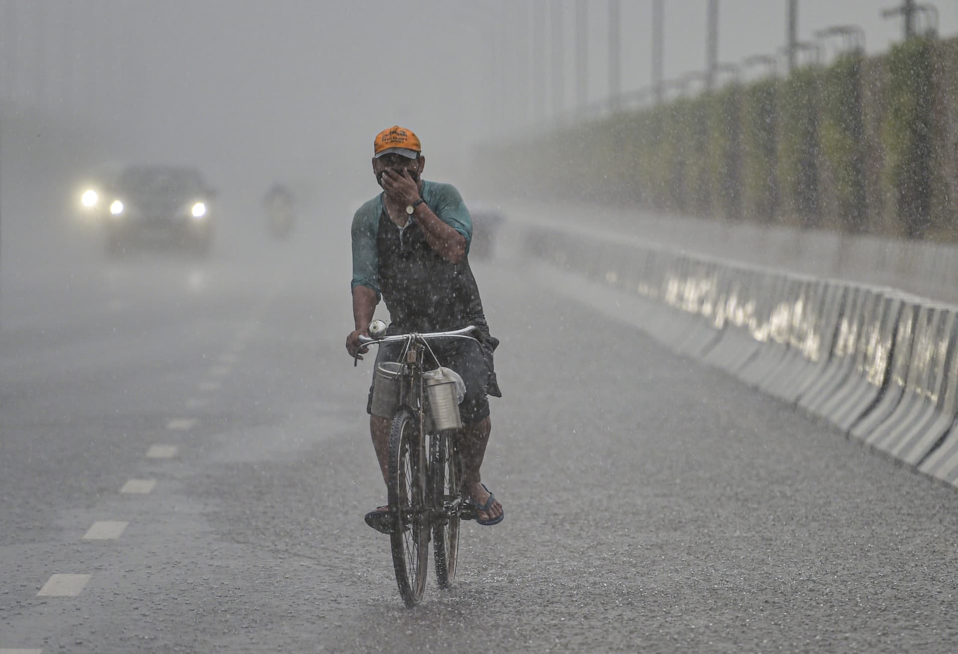 Weather Update : दिल्ली में अधिकतम तापमान 34 डिग्री सेल्सियस दर्ज, पश्चिमी यूपी में हल्की से मध्यम बारिश