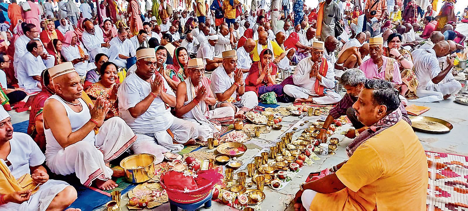पितृपक्ष मेला: दूसरे दिन एक लाख श्रद्धालुओं ने किया पिंडदान, पिंडदानी और पंडों के रूप में सुरक्षाकर्मी तैनात
