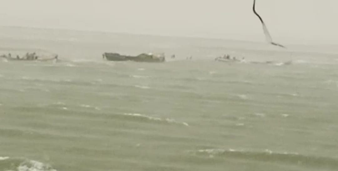 भागलपुर में तेज हवाओं के भंवर में फंसकर गंगा नदी में पलटी नाव, सात को बचाया गया, एक महिला की मौत