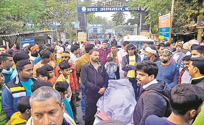बक्सर में धान की कटनी करा रहे पूर्व मुखिया के बेटे पर अपराधियों ने चलाई ताबड़तोड़ गोलियां, मौत