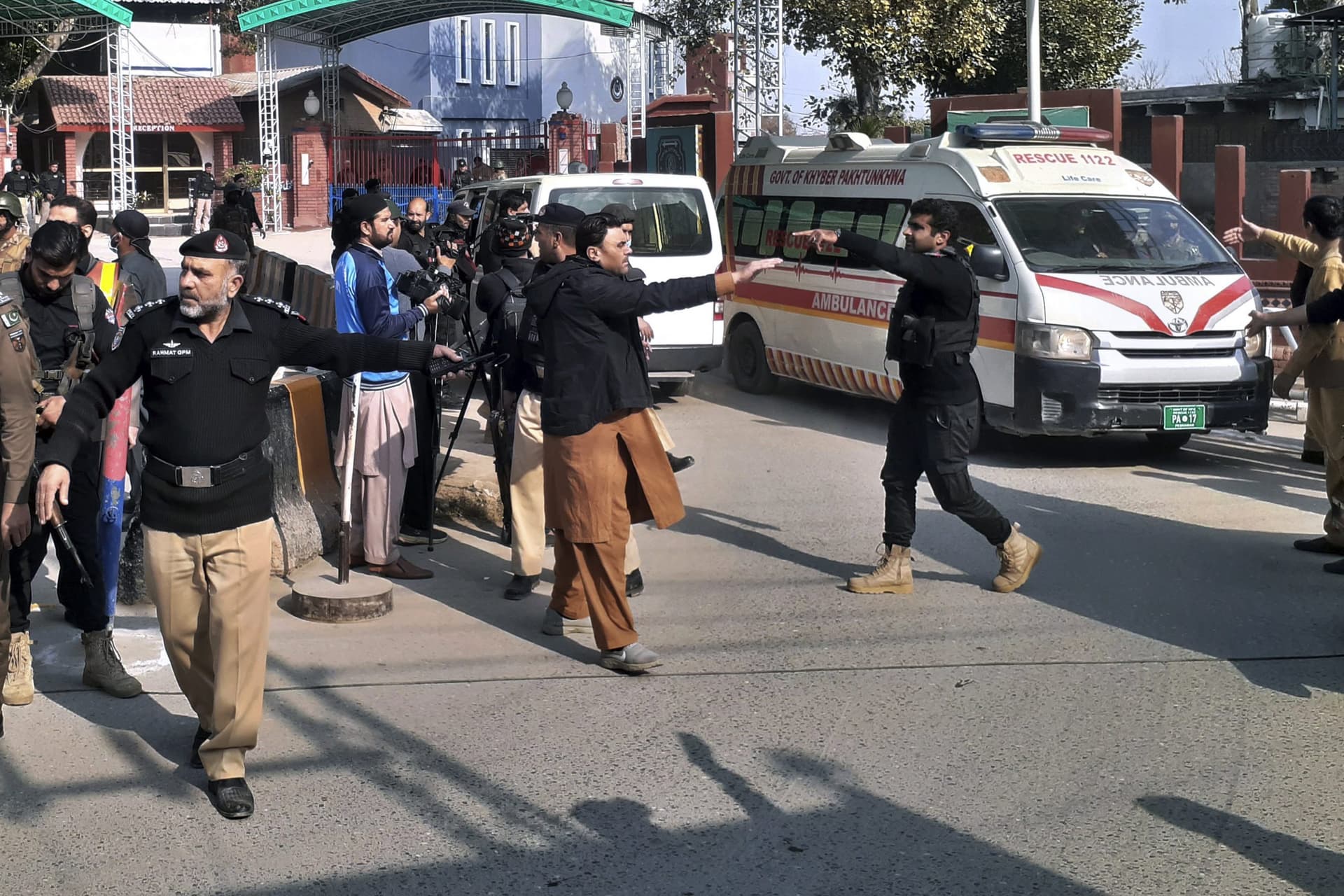Peshawar Bomb Blast: पेशावर के मस्जिद में जोरदार धमाका, 46 की मौत, 100 से ज्यादा घायल, मचा हड़कंप