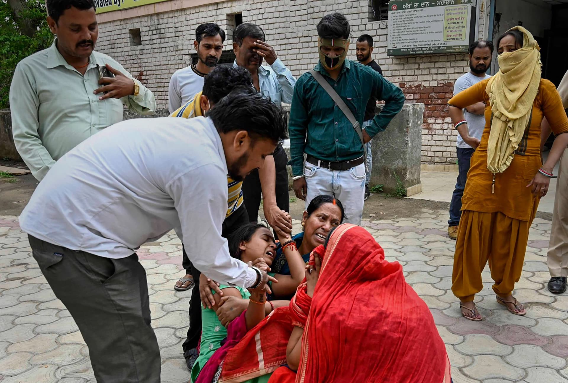 लुधियाना गैस रिसाव: एक-एक करके होते गये बेहोश, बिहार के सात लोग सहित 11 की मौत लुधियाना गैस रिसाव: एक-एक करके होते गये बेहोश, बिहार के सात लोग सहित 11 की मौत