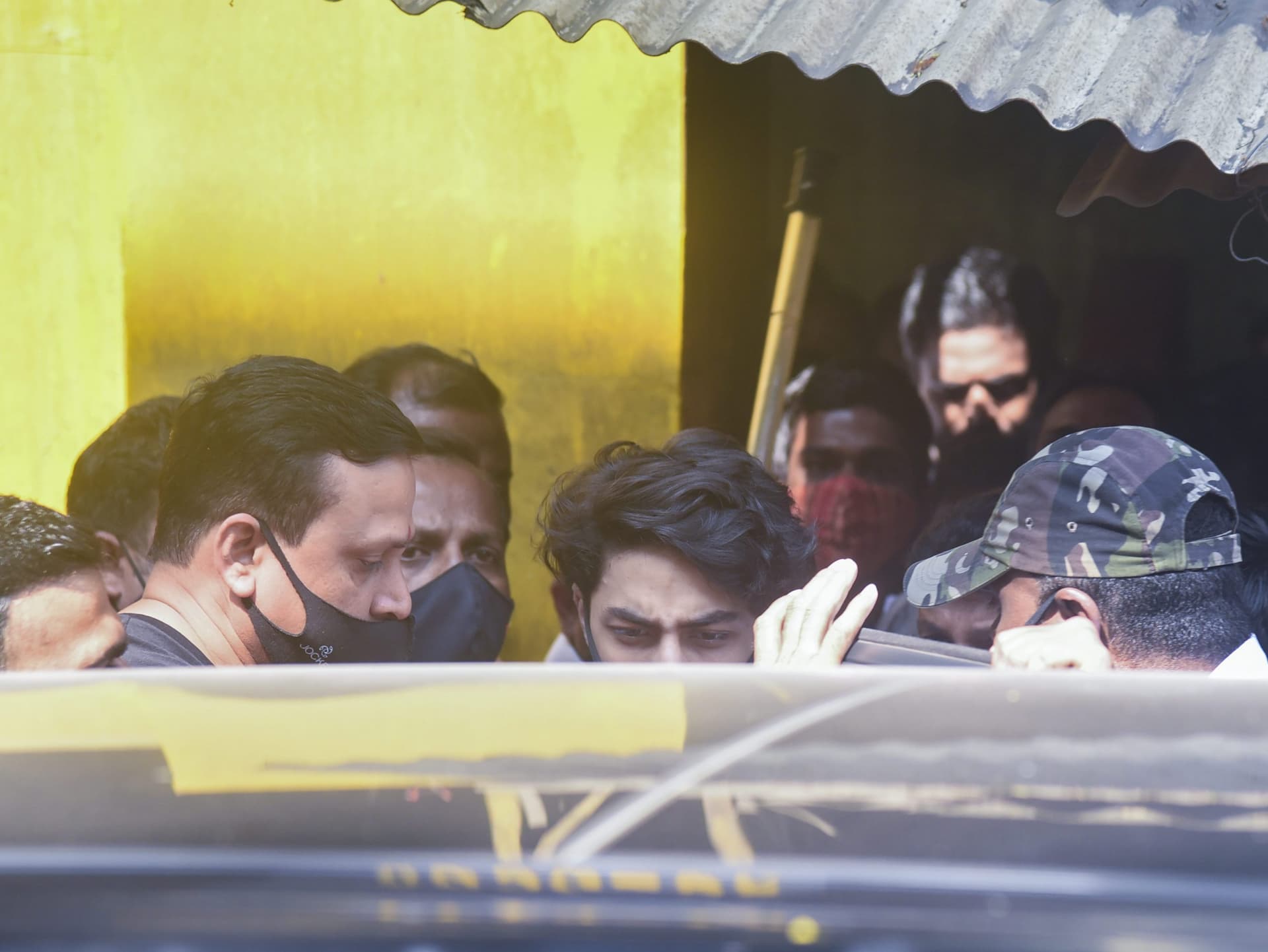 Aryan Khan News: ‘ब्लू जैकेट और चेहरे पर काला मास्क’, जेल से बाहर निकलते हुए आर्यन खान का ऐसा था रिएक्शन