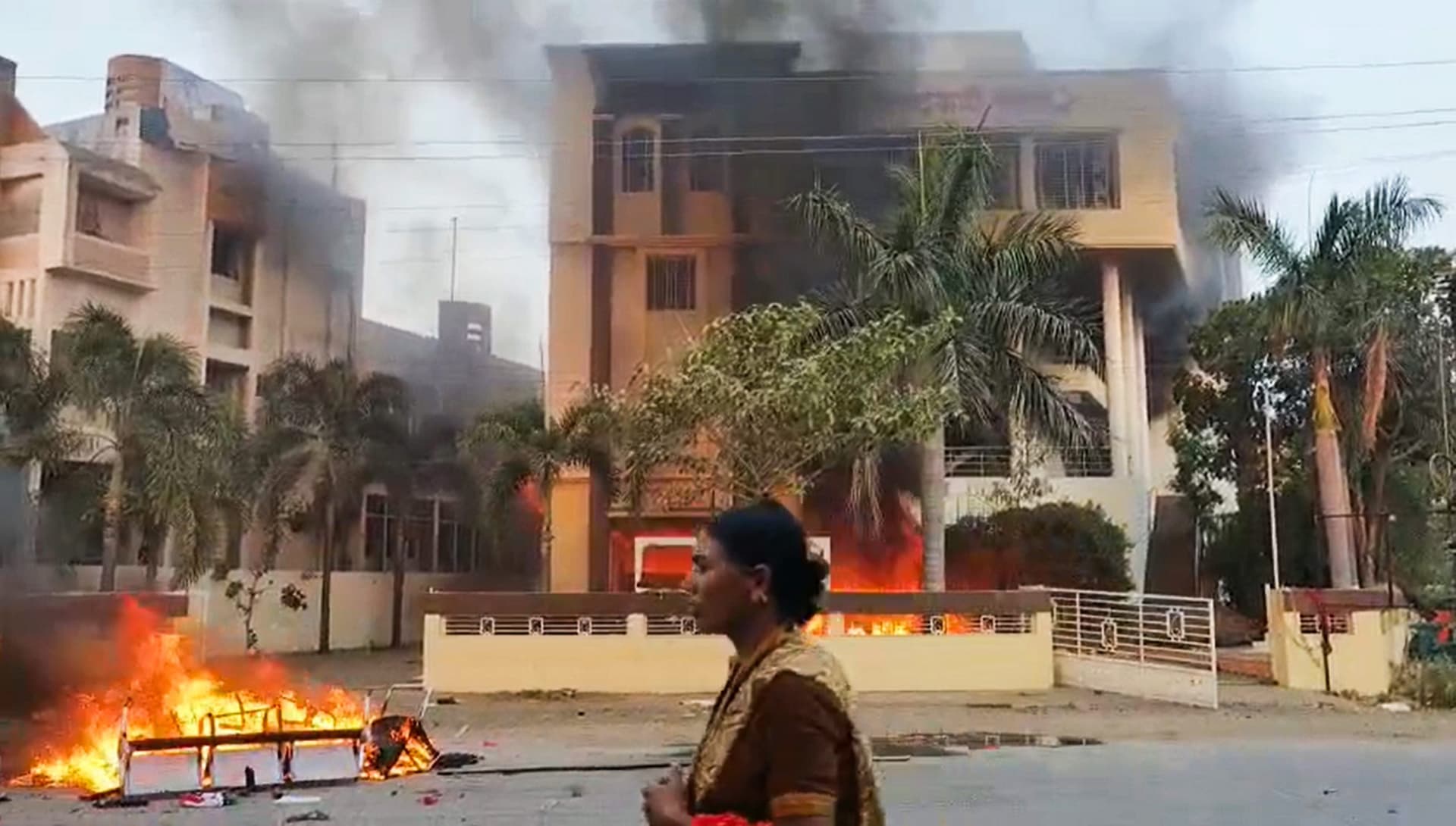 Maratha Reservation : मराठा आरक्षण पर बवाल, तोड़फोड़ और आगजनी, दो सांसदों ने दिया इस्तीफा
