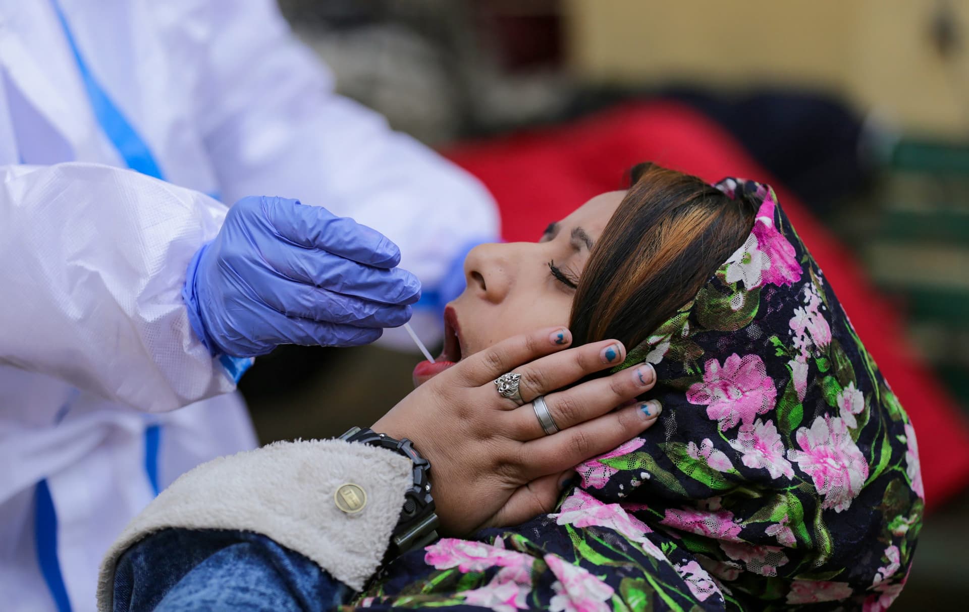Coronavirus में क्या होता है R वैल्यू जिसकी चेतावनी जारी की गयी, क्यों डेल्टा से खतरनाक है ओमिक्राॅन