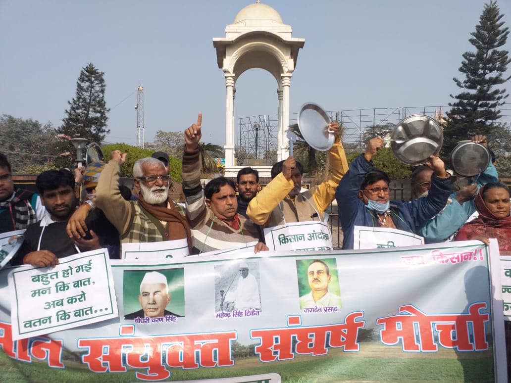 PM Modi के ‘मन की बात’ को बताया बकवास, किसानों ने थाली बजाकर किया विरोध