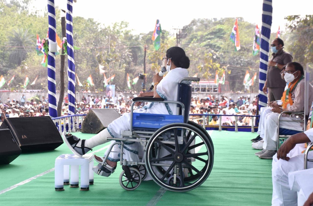 नेताओं का ‘भक्ति मोड’ एक्टिव, BJP को ‘जय श्री राम’ और ममता बनर्जी को ‘चंडी पाठ’ पर भरोसा…