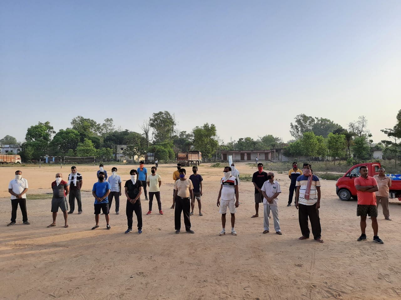हंटरगंज में बिजली की लचर व्यवस्था से लोग परेशान, सोशल डिस्टेंसिंग के साथ किया प्रदर्शन