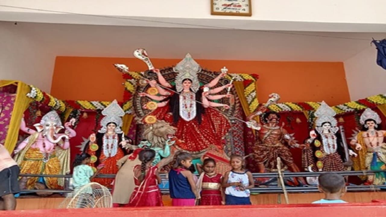Durga Puja in Bihar: बगहा में मां का पट खुलते पूजा पंडालों पर उमड़ी भीड़, देखें शहर के खूबसूरत पंडाल