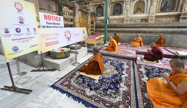 महाबोधि मंदिर में हुई विशेष पूजा, आज के दिन ही सारनाथ में बुद्ध ने दी थी पांच तपस्वियों को धम्मोपदेश