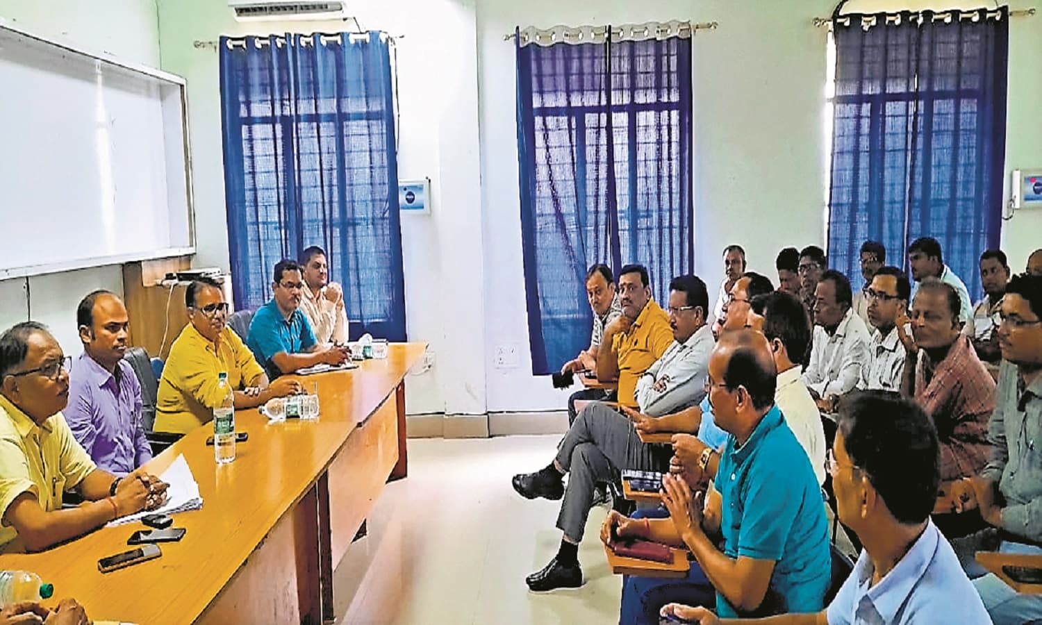 जिले में दूर होगी यूरिया की कमी, डीएम का आदेश, उर्वरक बिक्री में रखें जीरो टॉलरेंस की नीति का हो पालन