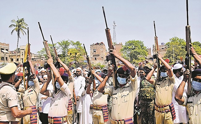 आखिरी सलामी के दौरान फिर फेल हुए हथियार, सोशल मीडिया पर बिहार पुलिस की हुई किरकिरी, जानें पूरा मामला