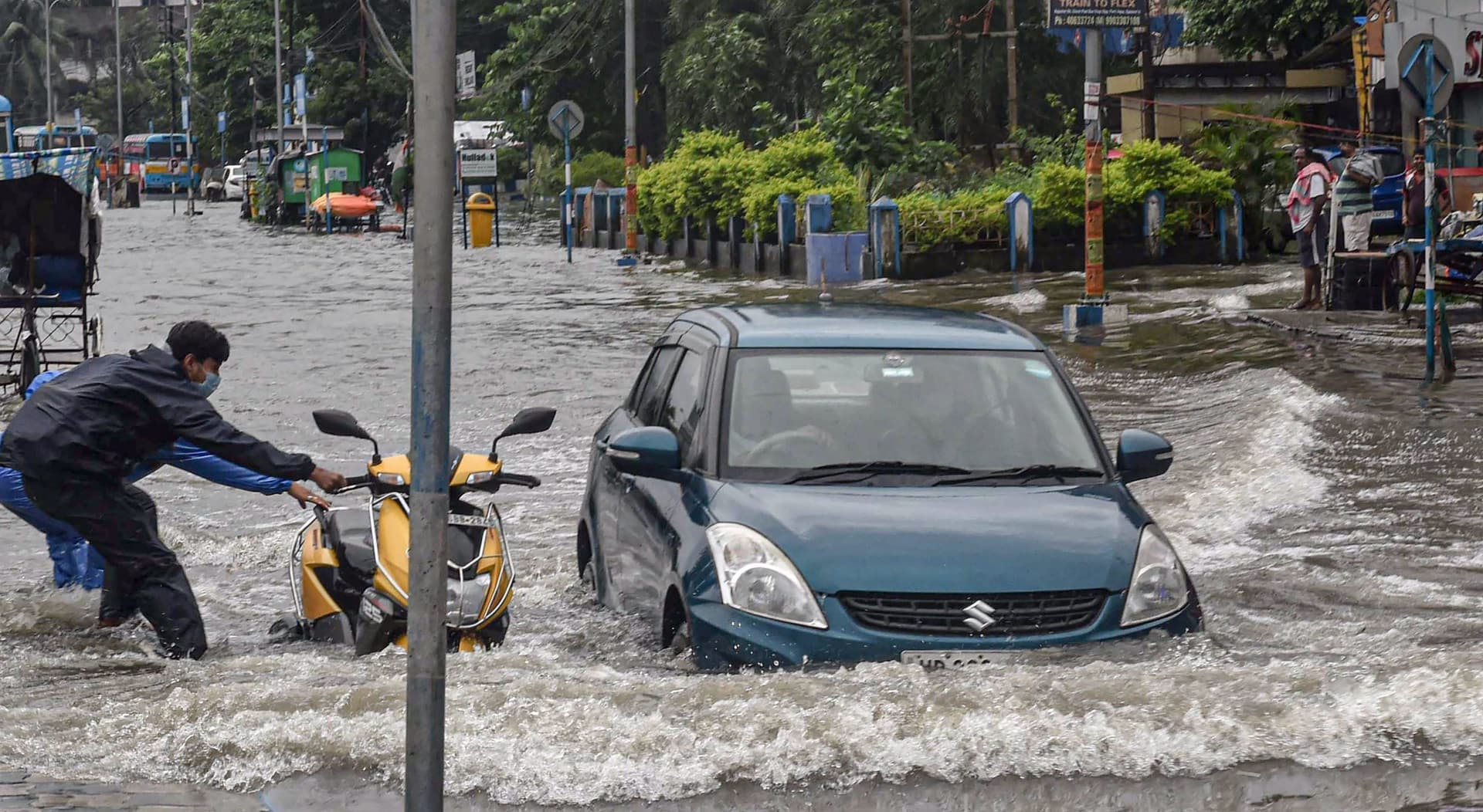 Weather Today: मूसलाधार बारिश से बंगाल बेहाल, कोलकाता जलमग्न, कोर्ट में करंट, मंत्री फिरहाद ने कही ये बात