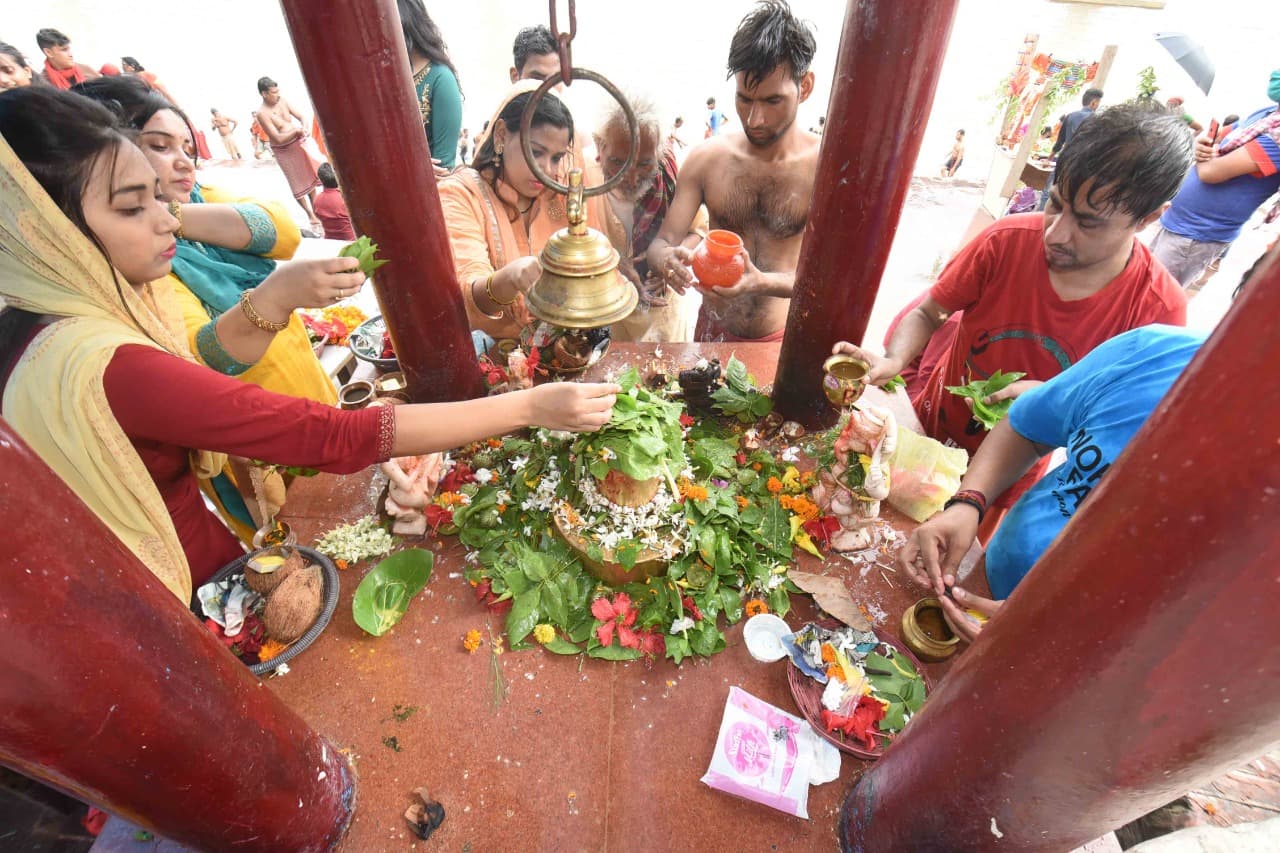 Mahashivratri 2022: राशि के अनुसार शिवलिंग पर चढ़ाएं ये खास चीजें, सुख-समृद्धि से भर जाएगा जीवन