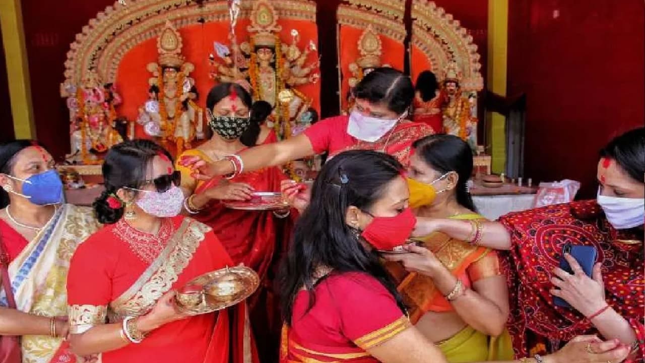 पटना में सुहाग की रक्षा के लिए महिलाओं ने एक दूसरे को सिंदूर लगाकर खेली होली, फिर ऐसे दी माता को विदाई
