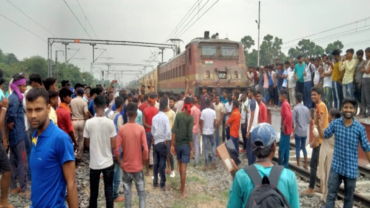 भागलपुर में बवाल, अग्निपथ स्कीम के विरोध में रेलवे ट्रैक पर प्रदर्शन तो दर्जनों शहरों में तोड़फोड़