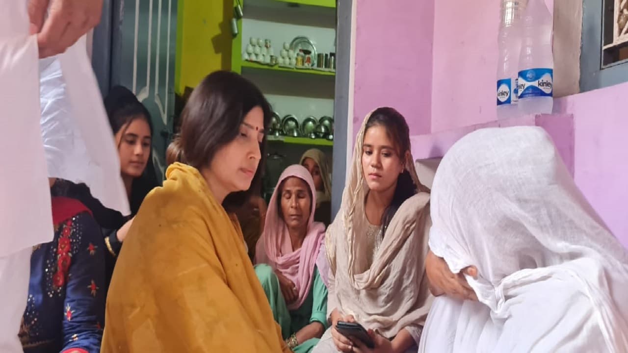 मैनपुर पहुंची डिंपल यादव को देखकर रो पड़ी महिलाएं, भावुक होकर जमीन पर बैठ गईं सांसद, फिर…