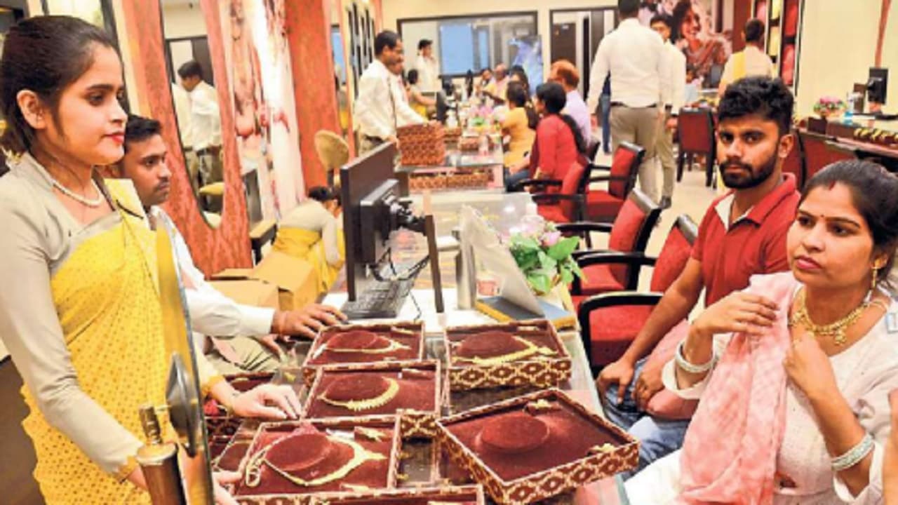 Dhanteras Gold Price: धनतेरस पर एक रुपया में खरीदें सोना, रांची के ज्वेलर्स दे रहे भारी डिस्काउंट