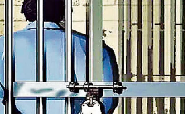हाई सिक्युरिटी सेल से नहीं निकाले जाने पर बंदी ने जेल में पी ली फिनाइल