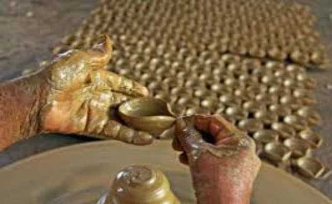 Diwali 2020: कोरोना से हो चुका है बहुत नुकसान, अब मिट्टी के दीयों से उम्मीदों की रोशनी Diwali 2020: कोरोना से हो चुका है बहुत नुकसान, अब मिट्टी के दीयों से उम्मीदों की रोशनी