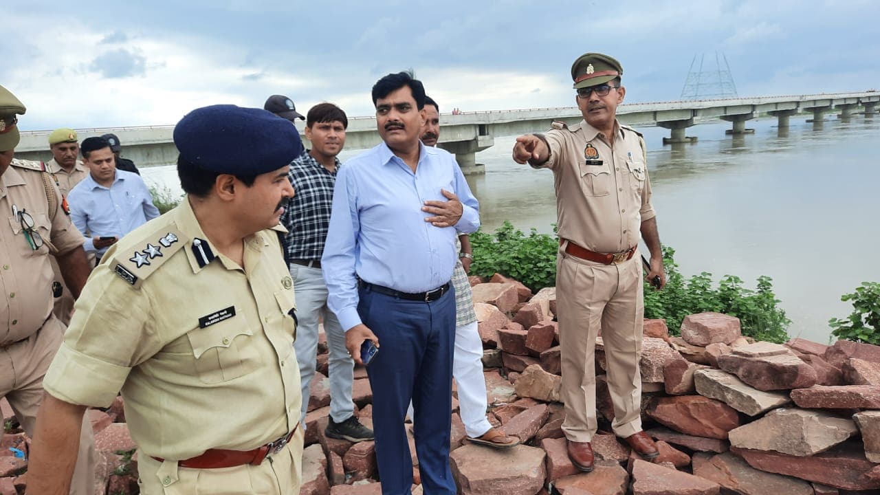 अलीगढ़ सांकरा घाट पर गंगा का बहाव तेज, श्रद्धालुओं को घाट पर ही स्नान और पूजा करने के निर्देश