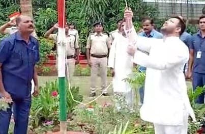 डिप्टी सीएम तेजस्वी यादव ने अपने आवास पर तो विजय सिन्हा ने विधानसभा में किया झंडोत्तोलन