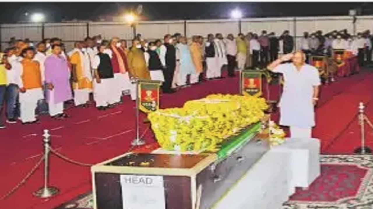 Bihar News: घर पहुंचा शहीद लेफ्टिनेंट ऋषि का पार्थिव शरीर, पुलिस सम्मान के साथ आज होगा अंतिम संस्कार
