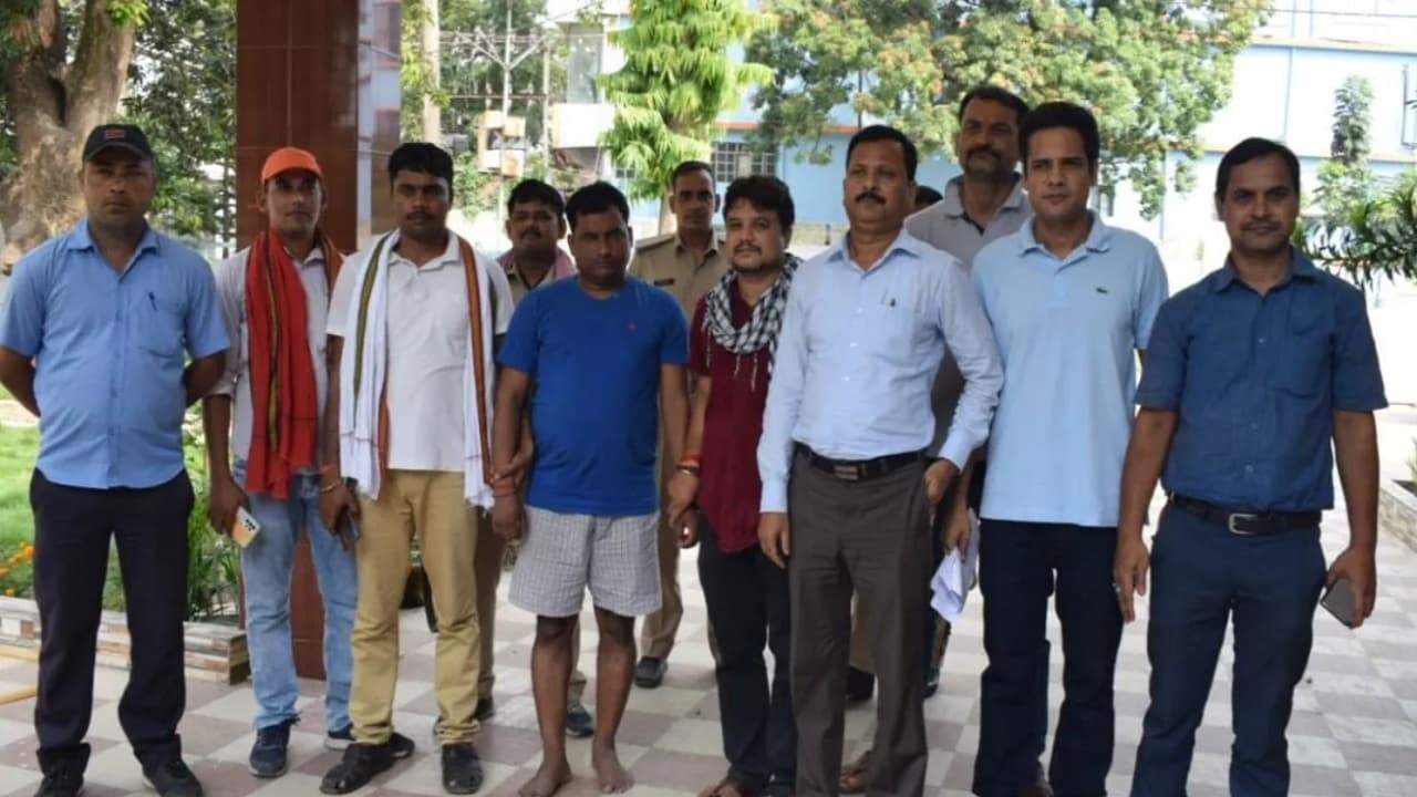 बिहार: सीतामढ़ी में निगरानी ने CO को 25 हजार रिश्वत लेते रंगेहाथ पकड़ा, हाफ पैंट व नंगे पैर उठाकर ले गई