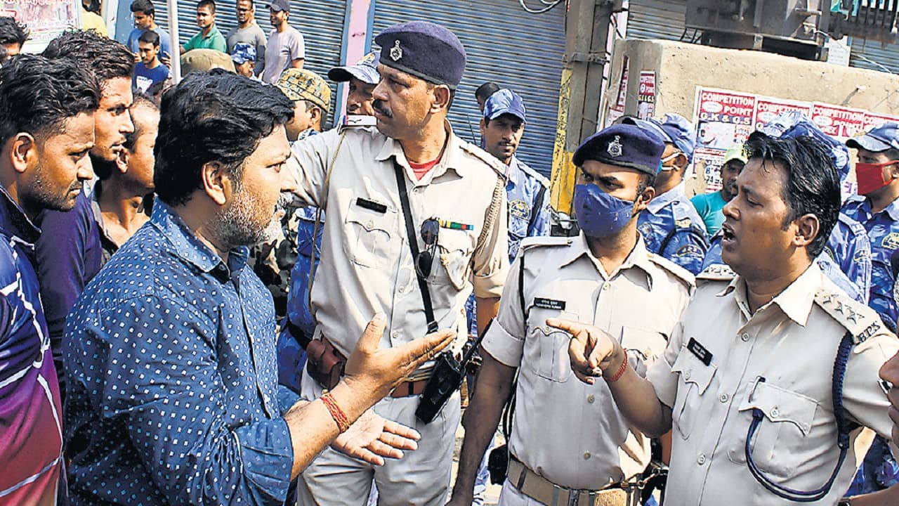 भोजपुर और कैमूर में यूरिया के लिए हाहाकार, हाड़ कंपाती ठंड में खाद के लिए लाइन लगा रहे किसान