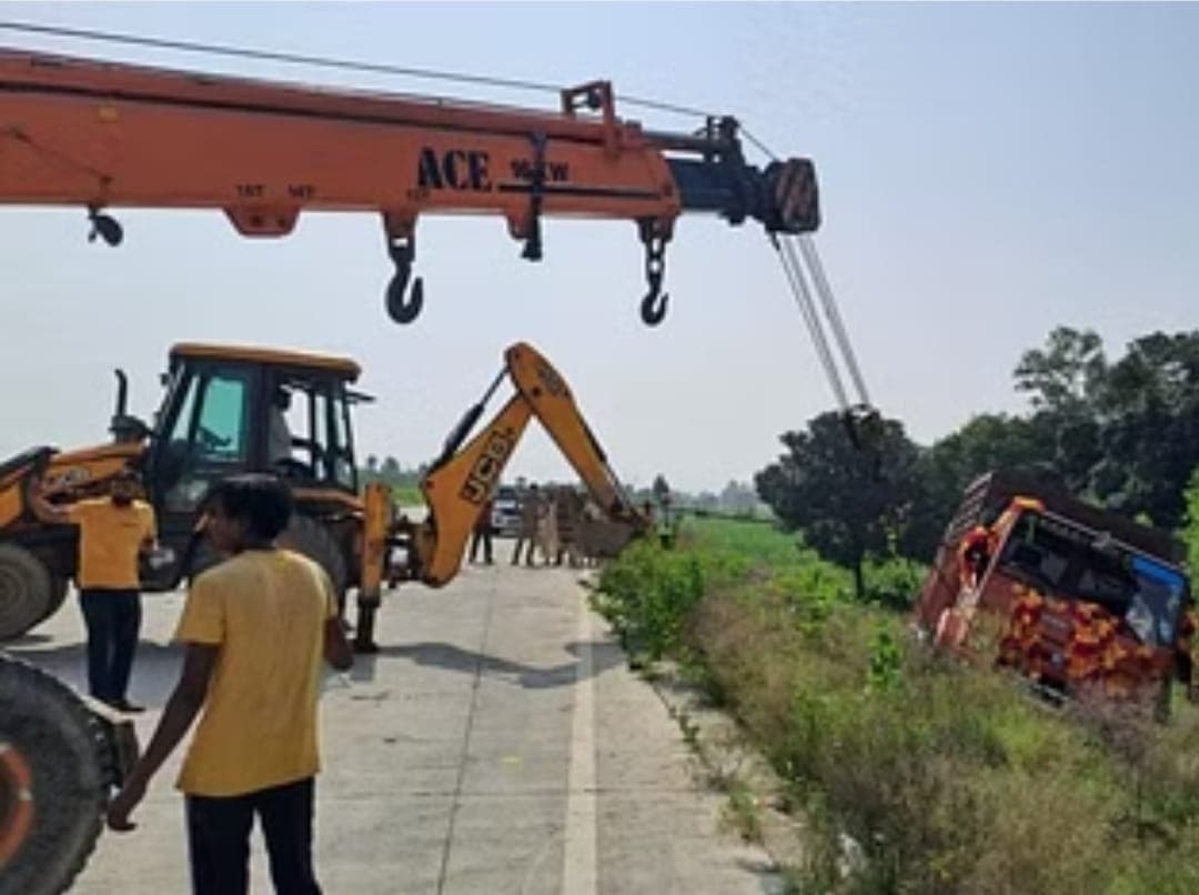 UP News : बरेली के शिव भक्तों का बिजनौर में पलटा ट्रक, एक कांवड़िए की मौत,14 श्रद्धालु घायल, घर में मचा कोहराम UP News : बरेली के शिव भक्तों का बिजनौर में पलटा ट्रक, एक कांवड़िए की मौत,14 श्रद्धालु घायल, घर में मचा कोहराम