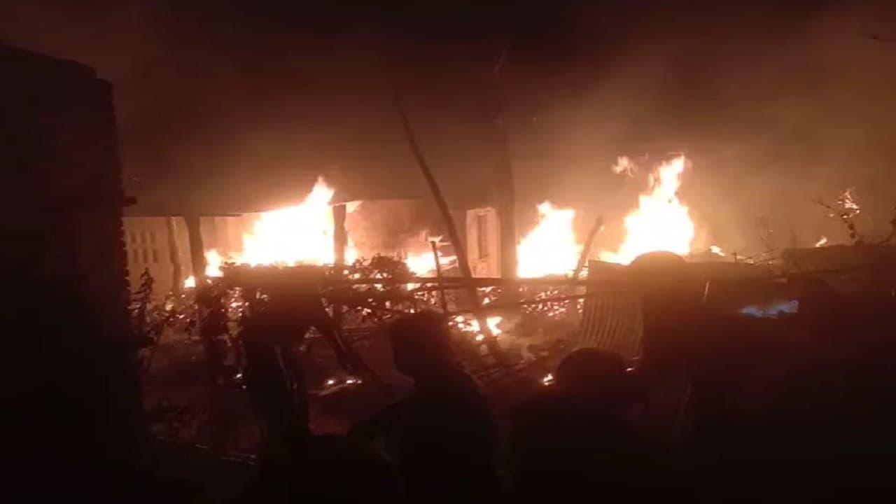 बिहार: मुजफ्फरपुर और मोतिहारी में आंधी के दौरान लगी आग, तीन दर्जन घर जले, एक की झुलसकर मौत