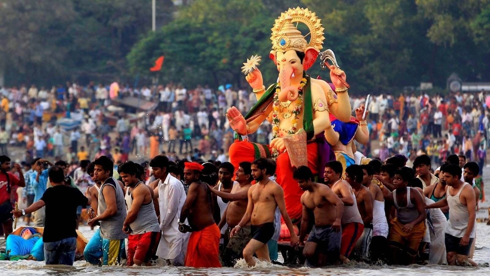 Ganesh ji ki Aarti: प्रतिमा विसर्जन से पहले जरूर करें गणपति बप्पा की ये आरती, घर में बनी रहेगी सुख-शांति