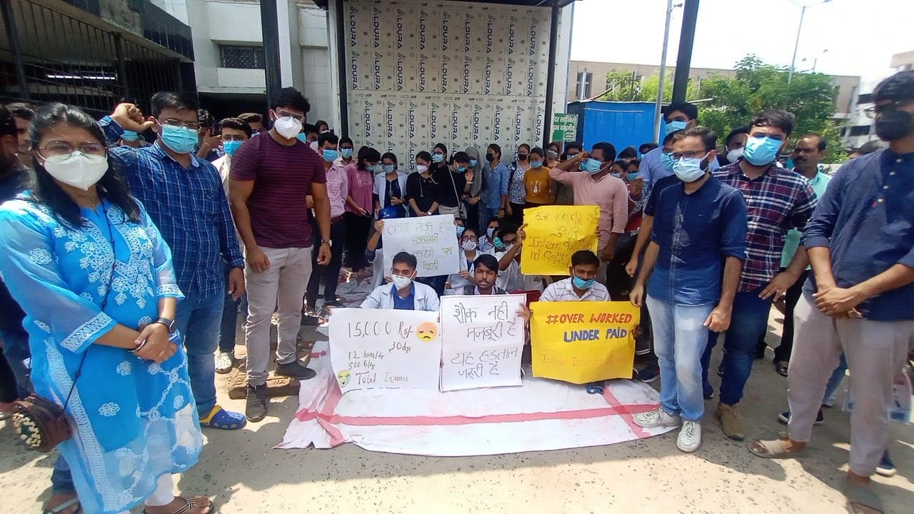 जूनियर डॉक्टर्स चले गए हड़ताल पर, बिहार की स्वास्थ्य व्यवस्था प्रभावित, तेजस्वी यादव के सामने पहली चुनौती