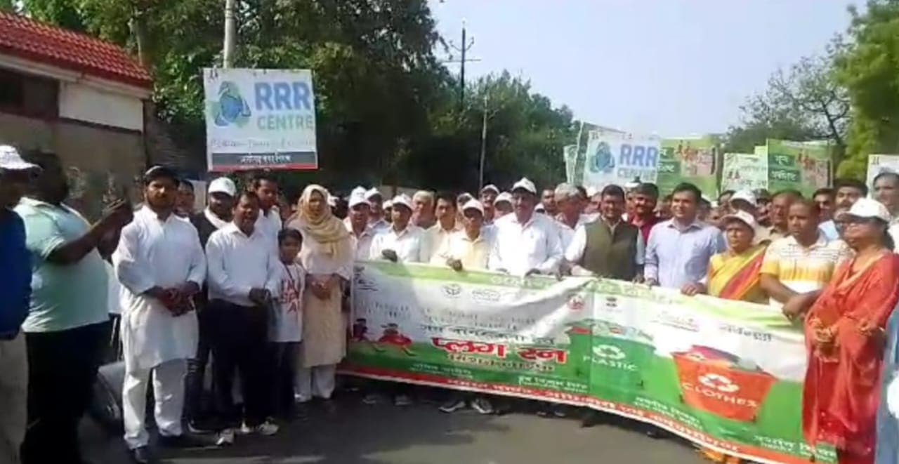 अलीगढ़ में पर्यावरण बचाने के लिए महापौर प्रशांत सिंघल चलाएंगे साइकिल, पेड़ लगाने की धर्मगुरुओं ने की अपील अलीगढ़ में पर्यावरण बचाने के लिए महापौर प्रशांत सिंघल चलाएंगे साइकिल, पेड़ लगाने की धर्मगुरुओं ने की अपील