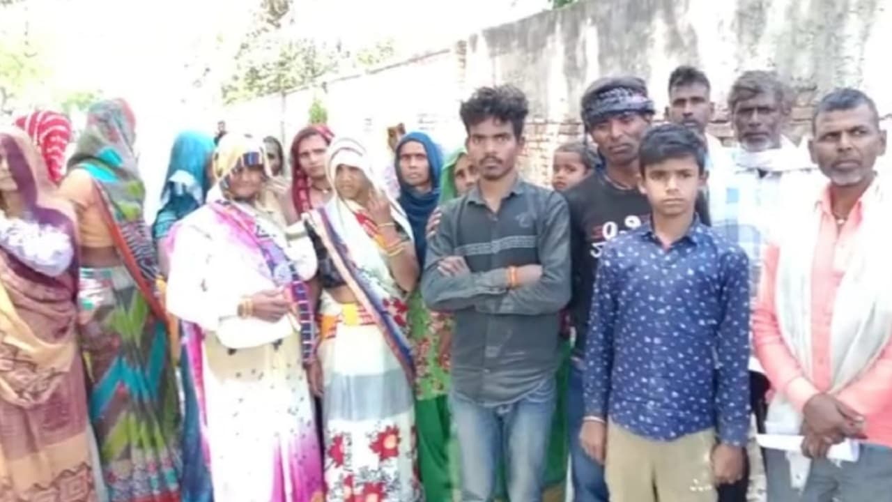 अलीगढ़ एक ही गांव से दो नाबालिग किशोरी के अपहरण से मचा हड़कंप, परिजनों ने SSP कार्यालय पहुंच लगाई गुहार अलीगढ़ एक ही गांव से दो नाबालिग किशोरी के अपहरण से मचा हड़कंप, परिजनों ने SSP कार्यालय पहुंच लगाई गुहार
