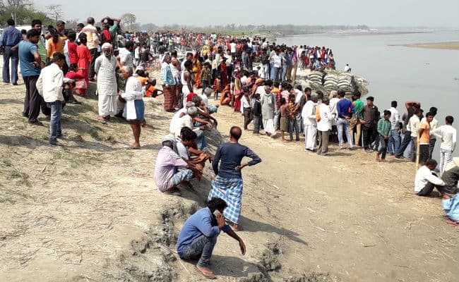 सासाराम: इंटरनेट की प्यास बुझाने नदी किनारे जा रहे लोग, सोन तट पर दूर दूर से आते हैं युवा