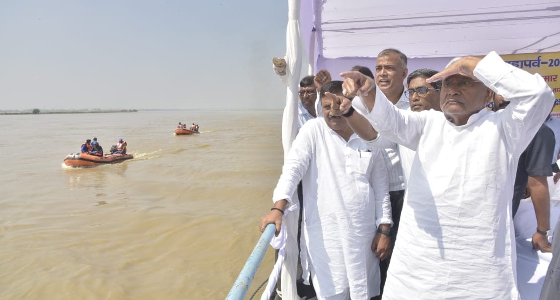 नीतीश कुमार की सुरक्षा में चूक, छठ घाटों के निरीक्षण के दौरान स्टीमर जेपी सेतु से टकराया, हुए चोटिल