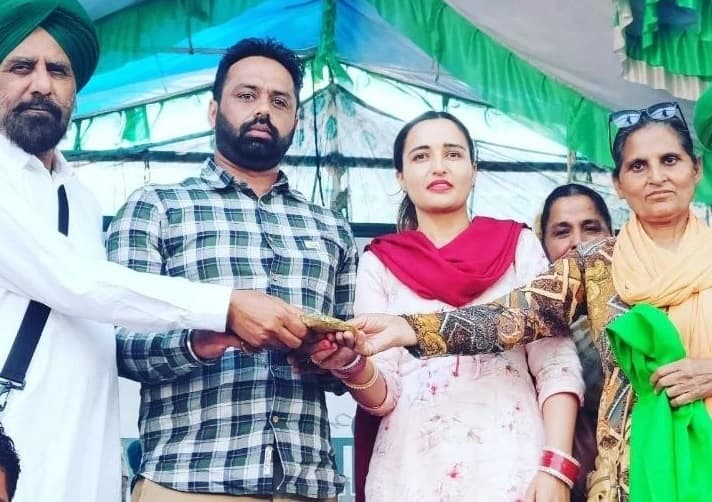 किसान आंदोलन: किसानों के सुख में ही हमारा भी सुख…नवविवाहित जोड़े ने सहयोग स्वरूप भेंट की शादी में मिली रकम