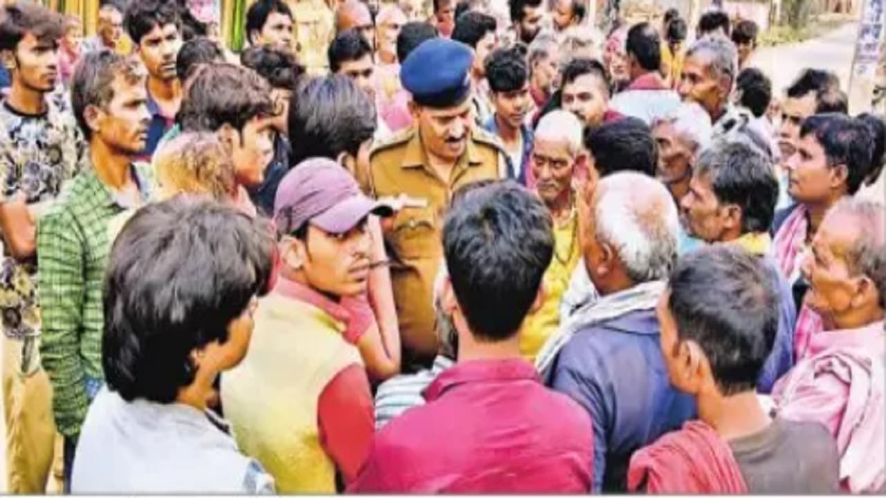 सीतामढ़ी में लोगों ने यूरिया से भरा ट्रक पकड़ा, किसानों में खाद की कालाबाजारी को लेकर आक्रोश