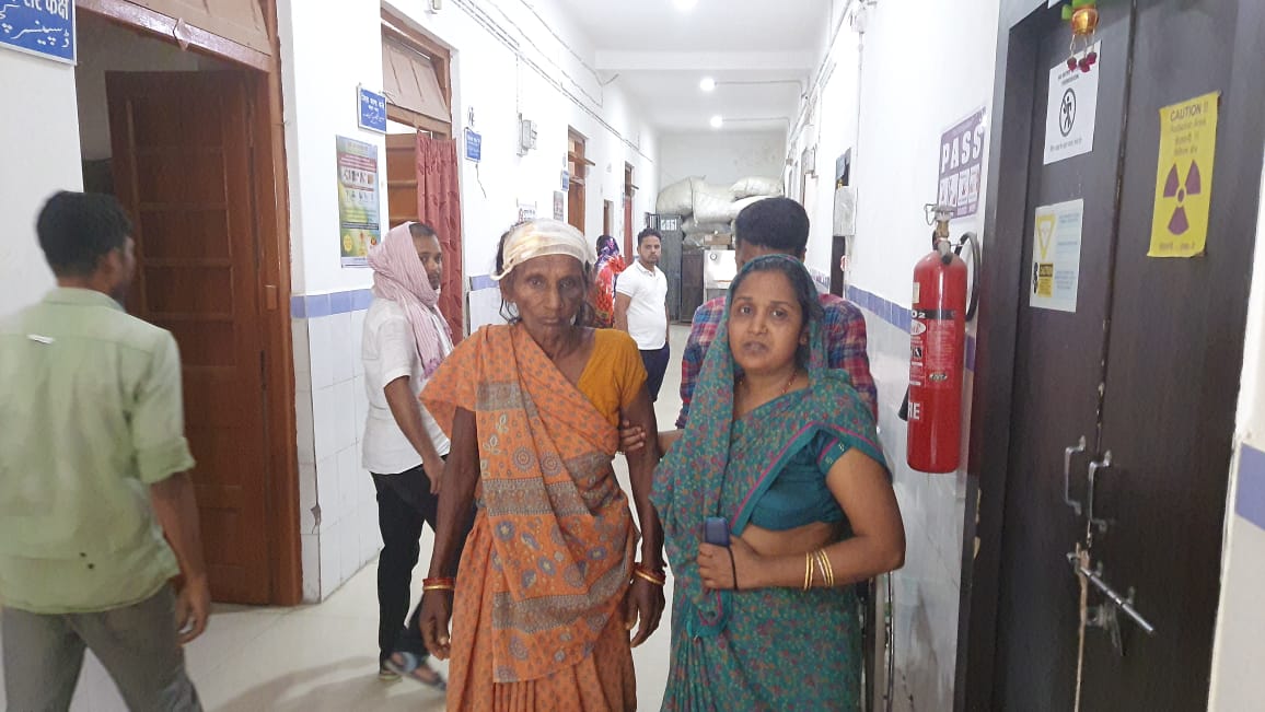 औरंगाबाद में घर में घुस कर वृद्ध महिला की पिटाई, ओझा के साथ मिलकर काला जादू करने का है आरोप