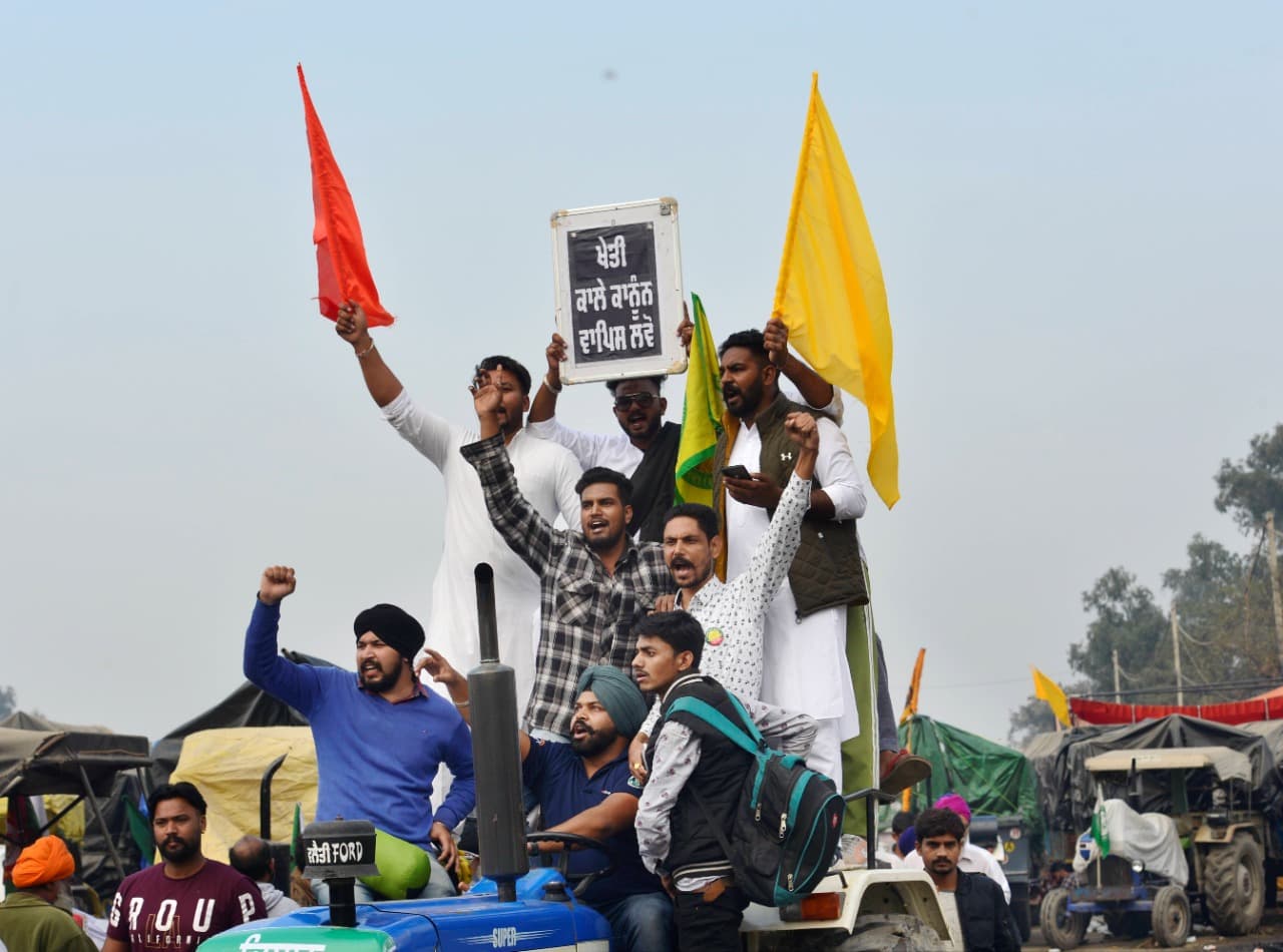 Farmers Protest : दिल्ली में हो रही जबर्दस्त बारिश के बीच किसानों ने आंदोलन किया और तेज, निकालेंगे ट्रैक्टर मार्च