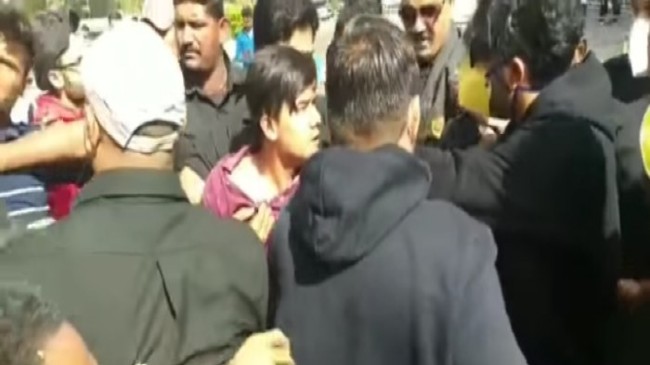 कोरोना वायरस के चलते गुरू रंधावा ने सेल्फी लेने से किया इनकार, तो सुरक्षा गार्ड से भिड़ा फैन, देखेंं Viral वीडियो
