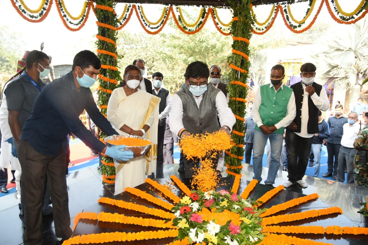 Jharkhan Foundation Day: राज्यपाल द्रौपदी मुर्मू और मुख्यमंत्री हेमंत ने बिरसा मुंडा को दी श्रद्धांजलि, लोगों को स्थापना दिवस की दी शुभकामनाएं Jharkhan Foundation Day: राज्यपाल द्रौपदी मुर्मू और मुख्यमंत्री हेमंत ने बिरसा मुंडा को दी श्रद्धांजलि, लोगों को स्थापना दिवस की दी शुभकामनाएं