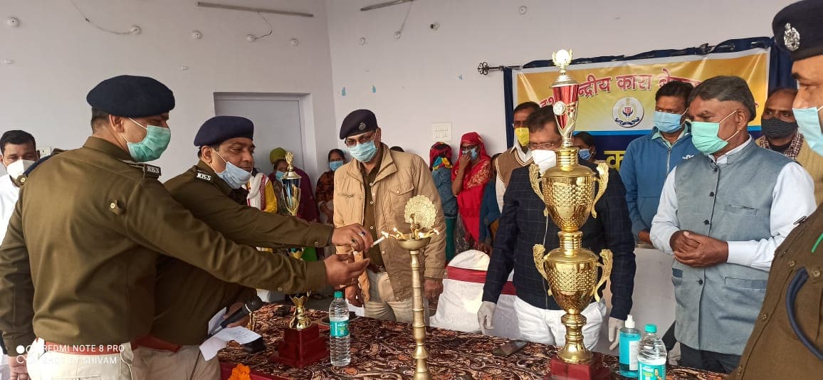 Bihar News : आदर्श केंद्रीय कारा के बंदियों ने दिखाए हुनर, कारा अधीक्षक ने किया बंदियों को सम्मानित