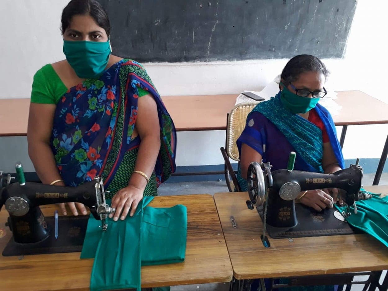 Coronavirus Outbreak: कोरोना से लड़ने वालों के लिए मास्क बना रही हैं बोकारो की महिलाएं