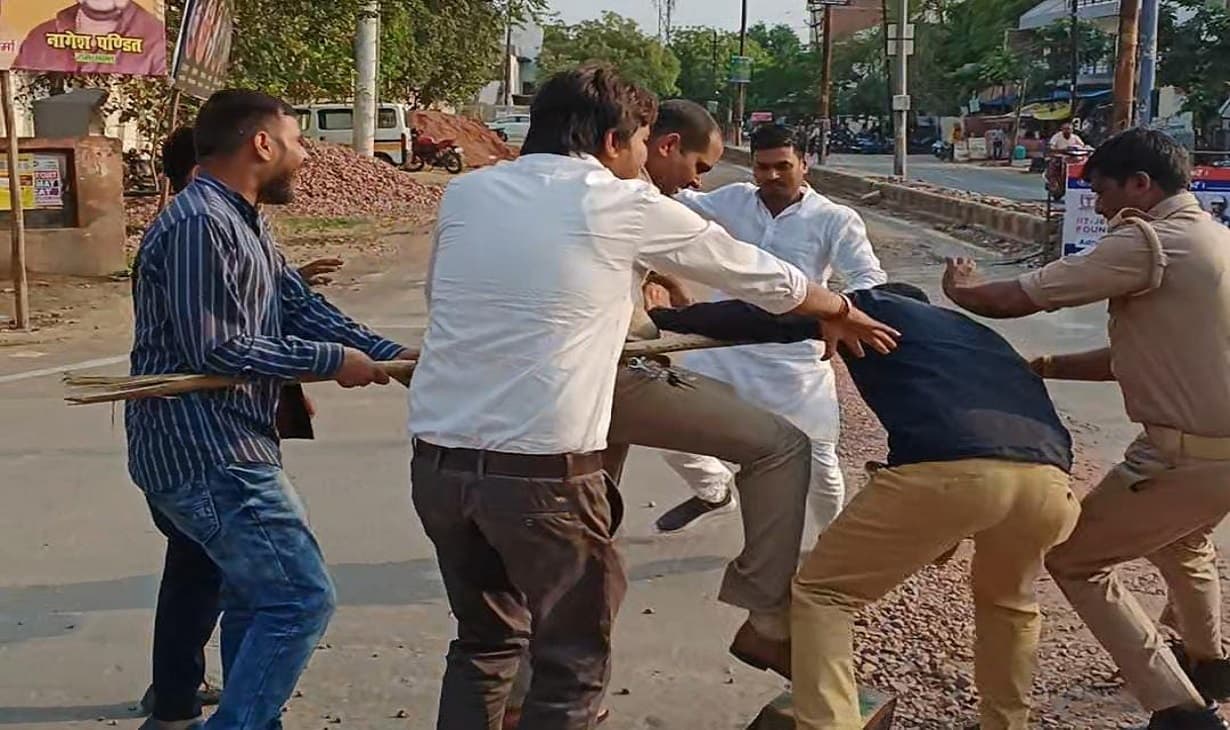 Rahul Gandhi: आगरा में NSUI कार्यकर्ताओं में आक्रोश, पुलिस ने पीएम मोदी का पुतला फूंकने से रोका…