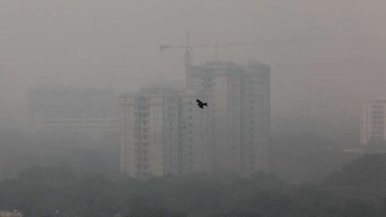 Air Pollution: यूपी के कई शहरों की हवा हुई जहरीली, खराब AQI से बढ़ रहे मरीज, जानें अपने शहर के प्रदूषण का हाल